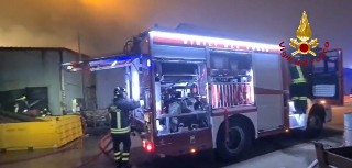 Ancona - Incendio al porto, in fiamme due capannoni Fincantieri 